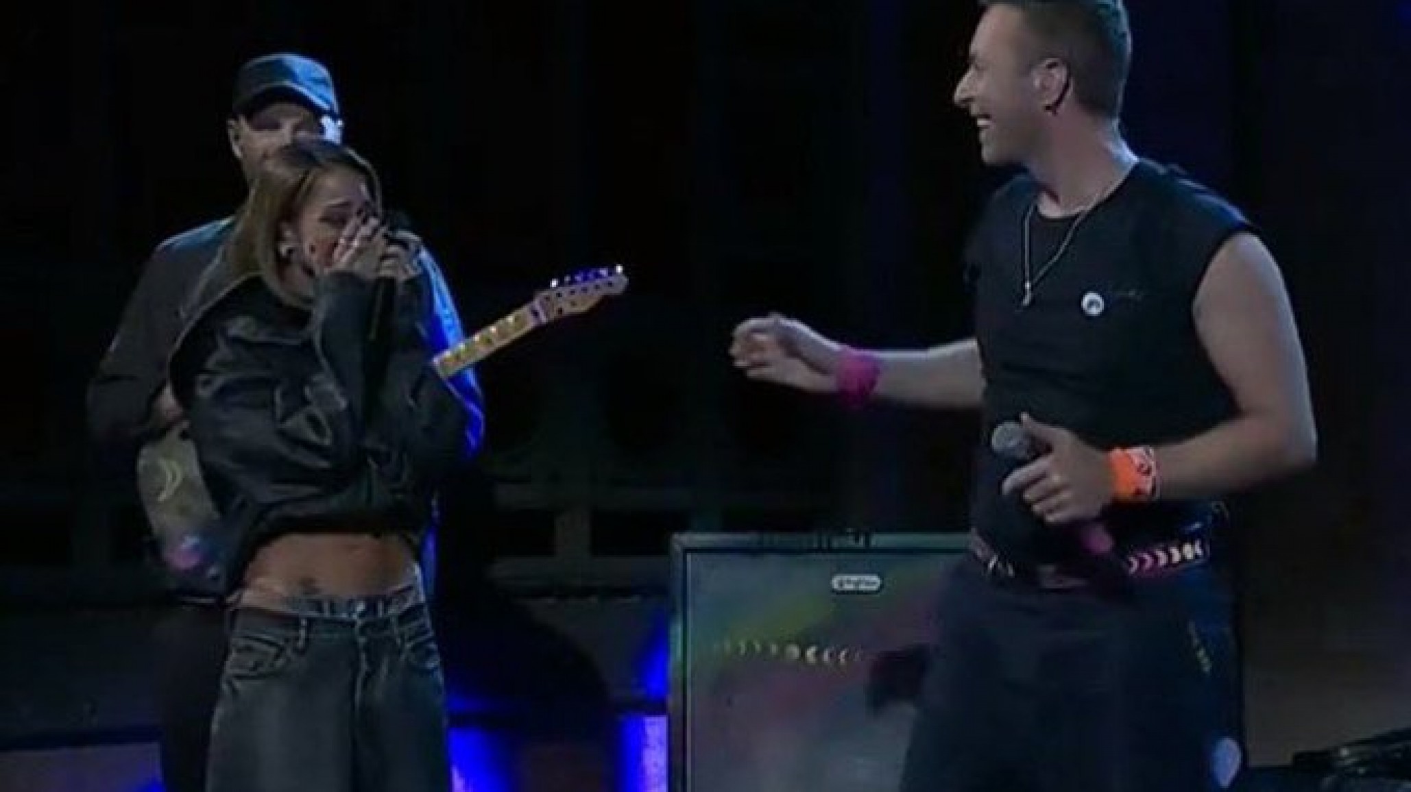 Tini se emocionó tras cantar junto a Coldplay en "Saturday Night Live"