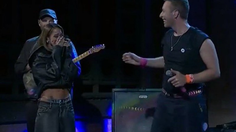 Tini se emocionó tras cantar junto a Coldplay en "Saturday Night Live"