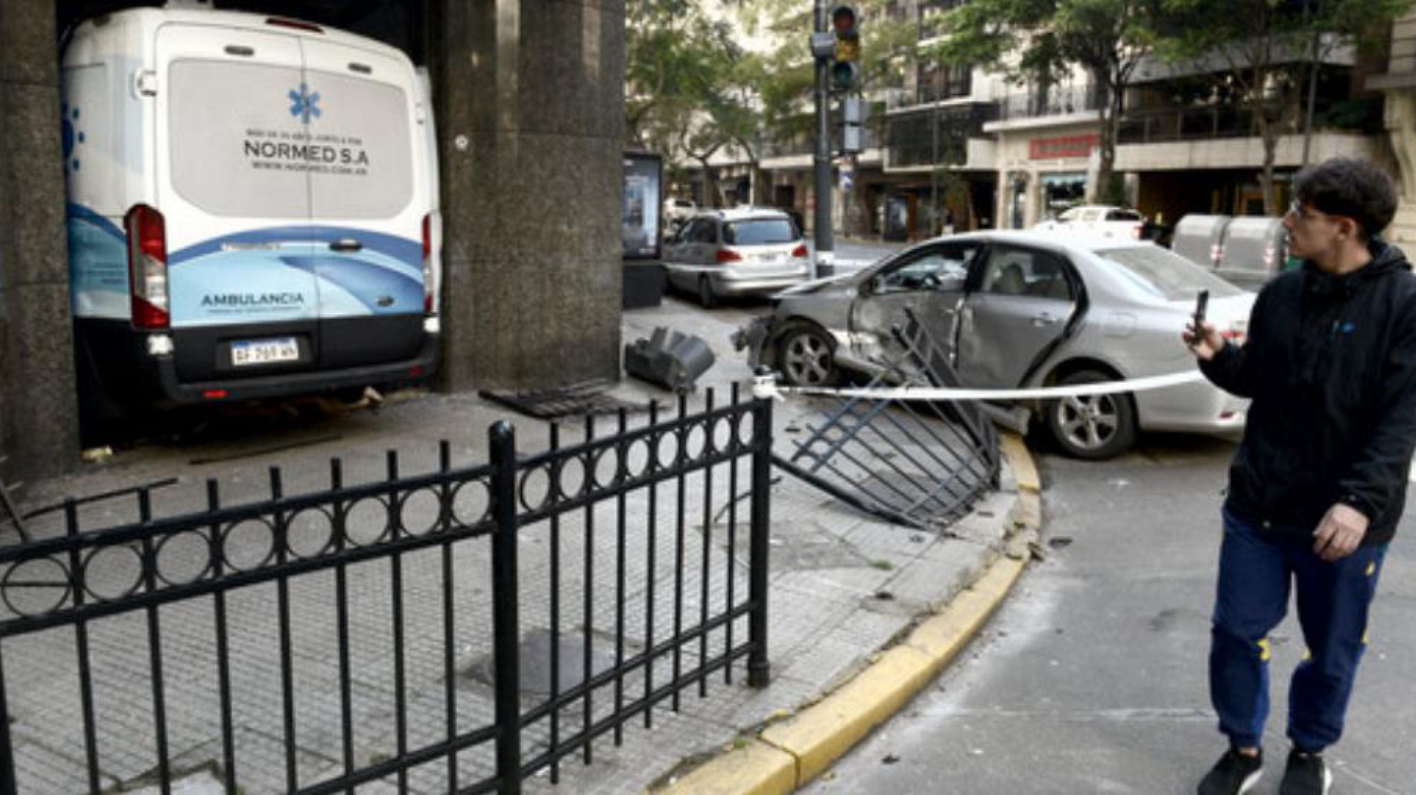 Una ambulancia chocó con un auto y terminó incrustada en un edificio