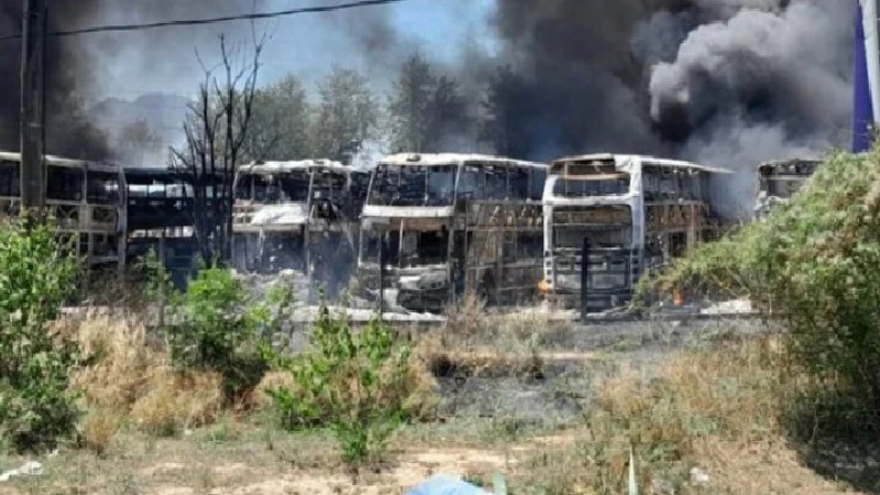 Un Incendio consumió un depósito de colectivos en Salta