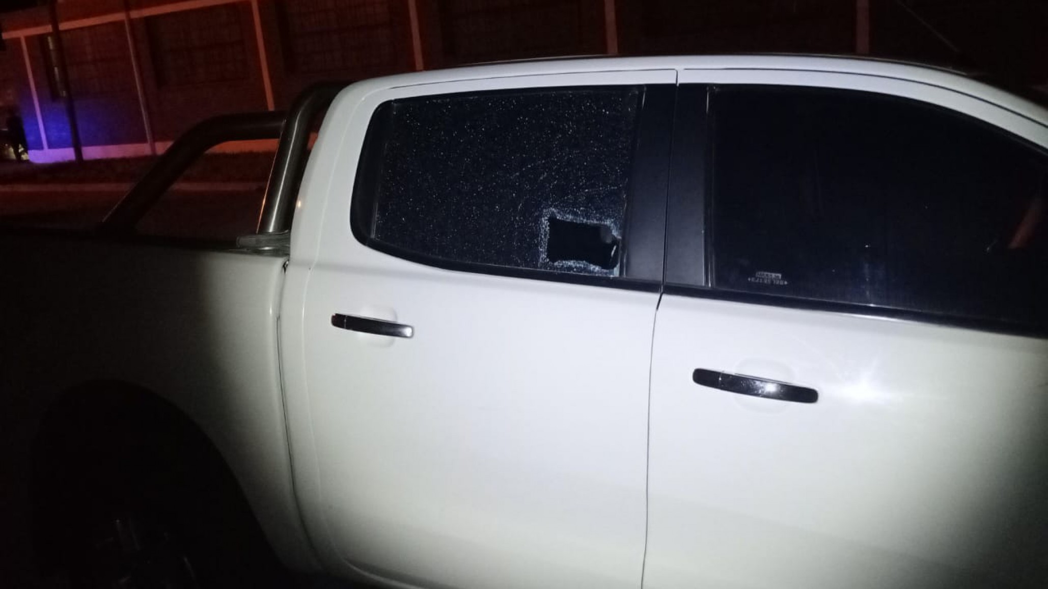 Detuvieron a un hombre por romper el vidrio de una camioneta