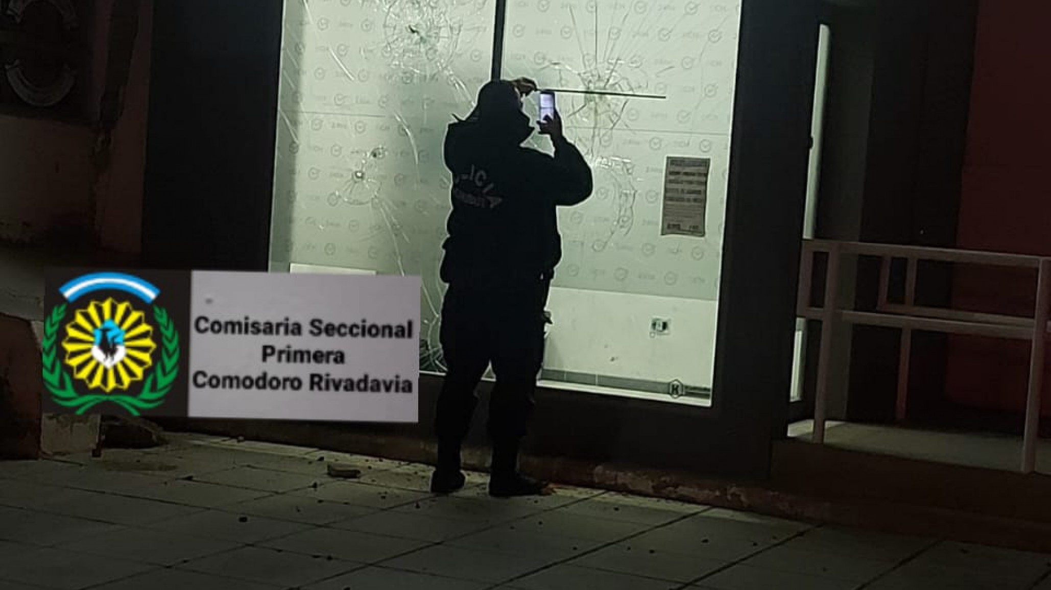 Dos hombres ocasionaron daños en un cajero y en un comercio