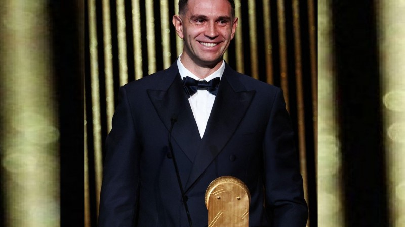 Dibu Martínez se convierte en el mejor arquero del mundo por segundo año consecutivo