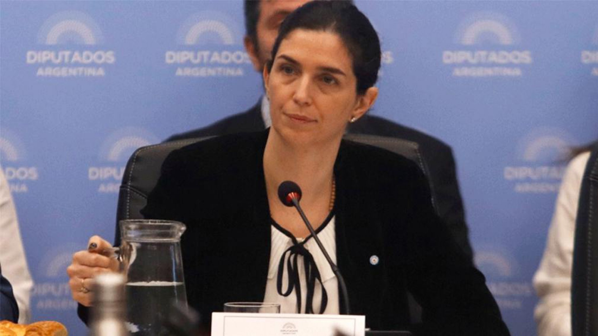 Tras la polémica compra de cafetera de 2 millones de pesos, renunció la secretaria de Niñez y Familia