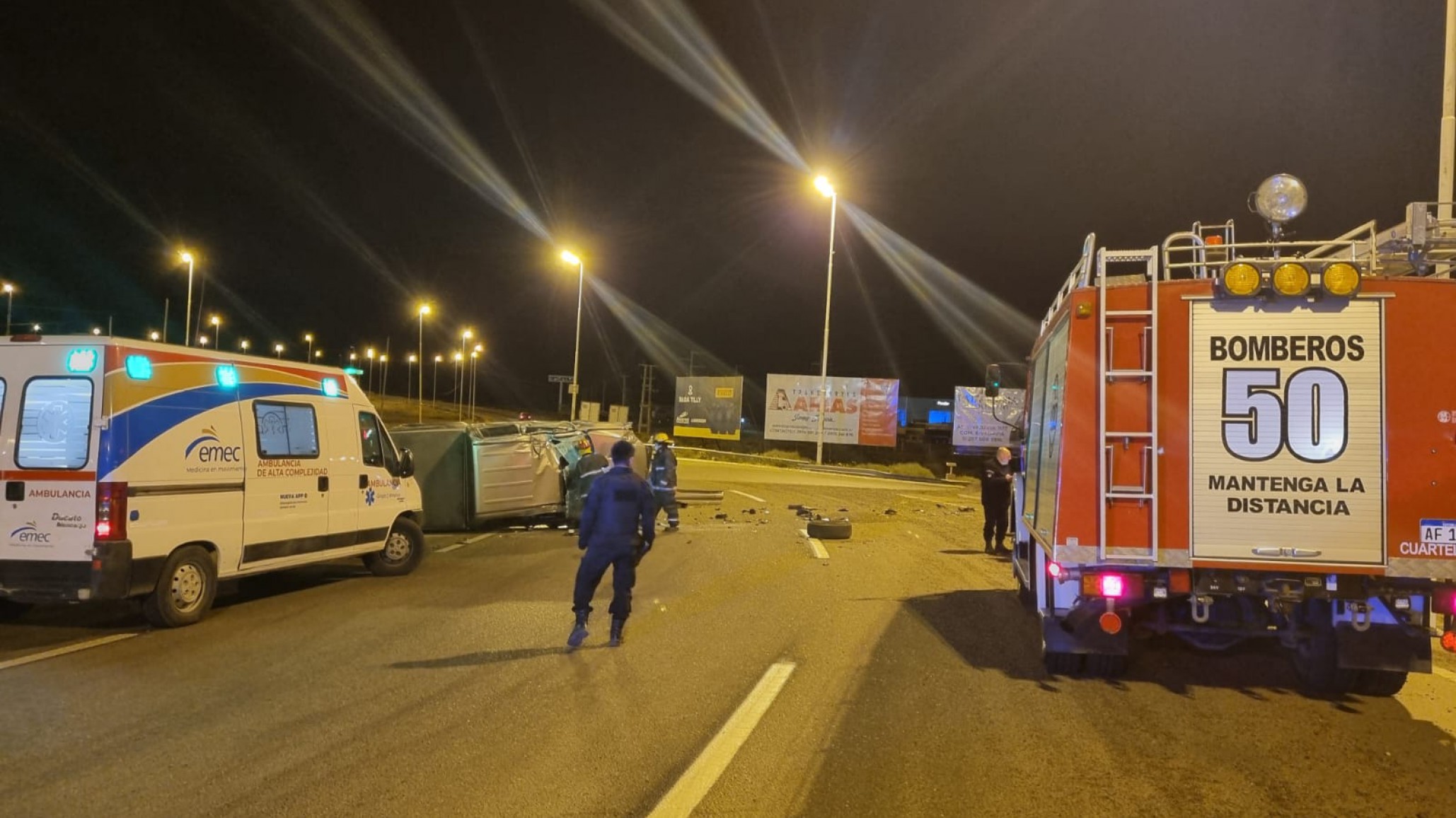 Vuelco en la Rotonda de 3 y 26: el acompañante tuvo que ser trasladado al hospital