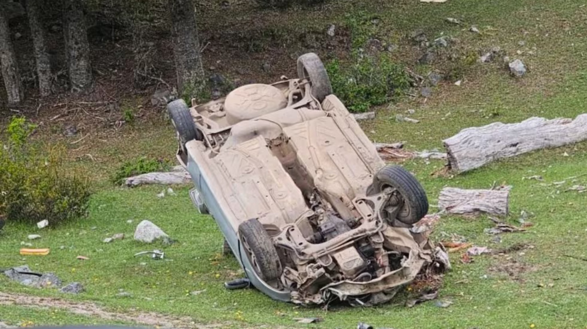 Fatal vuelco en el Camino de los Siete Lagos: salió despedida del vehículo y murió