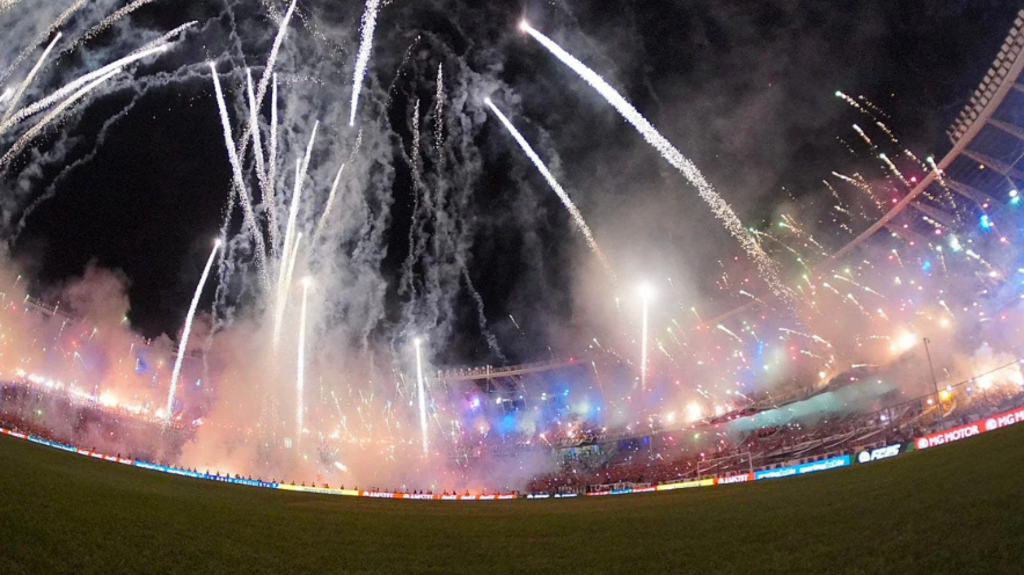 Banderazo de los Hinchas de Racing para despedir al plantel antes de la Final contra Cruzeiro