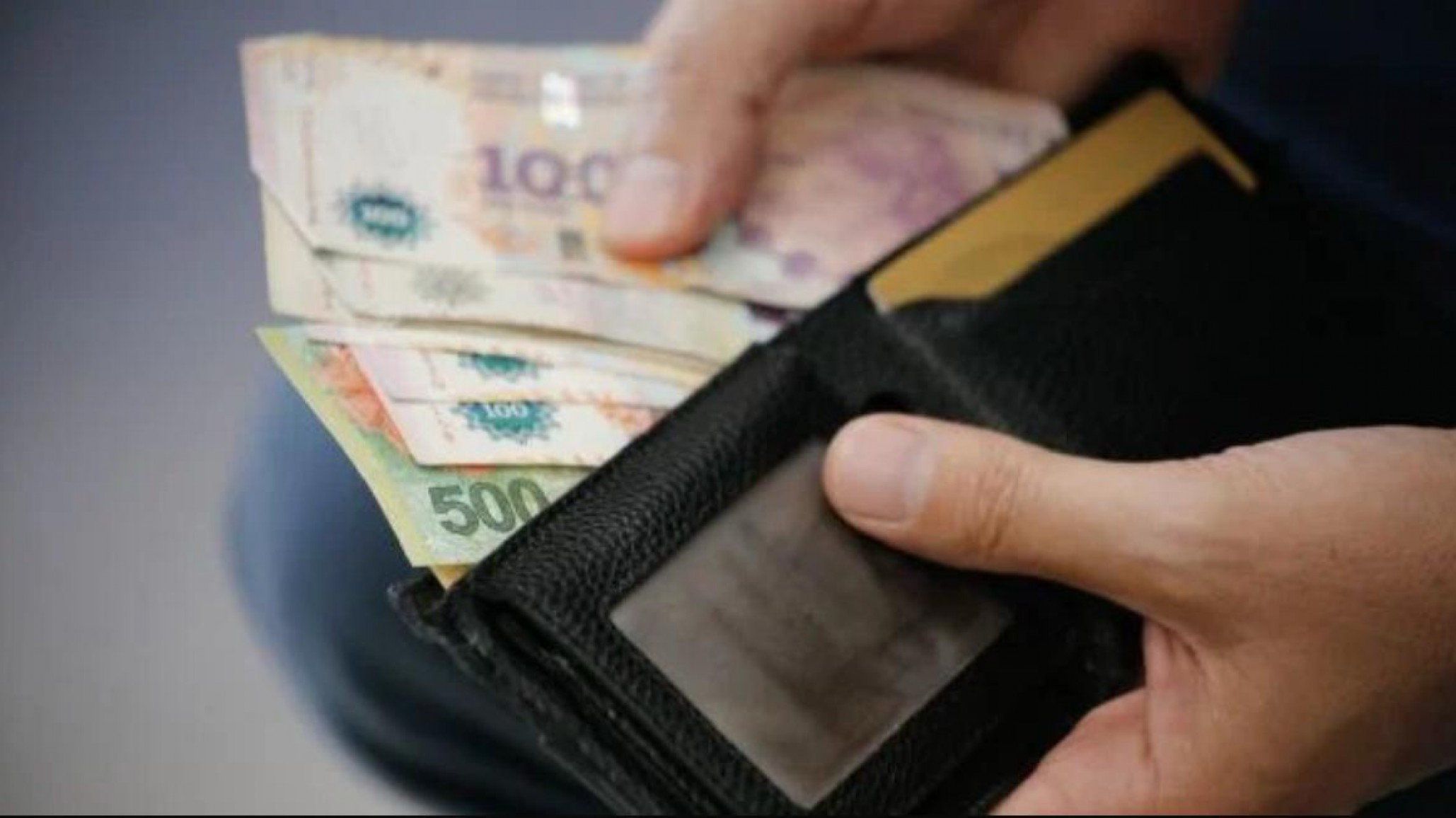 El salario mínimo acumuló una caída real del 28% en casi un año