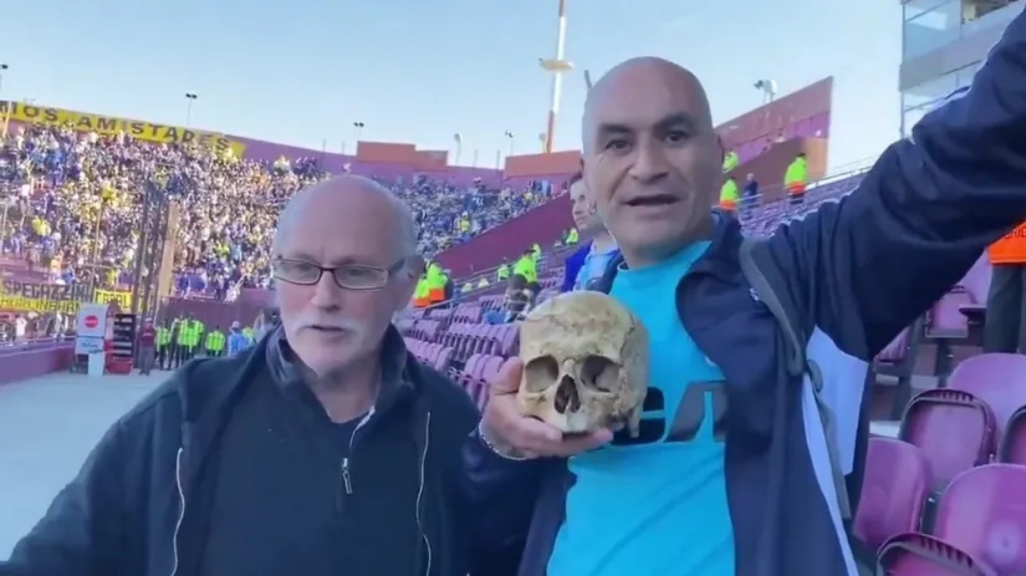 Hinchas de Racing llevaron el cráneo de su abuelo a la final de la Copa Sudamericana