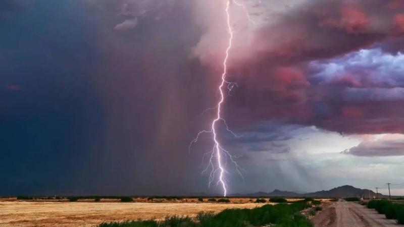 Un hombre murió al ser alcanzado por un rayo mientras caminaba con su hijo