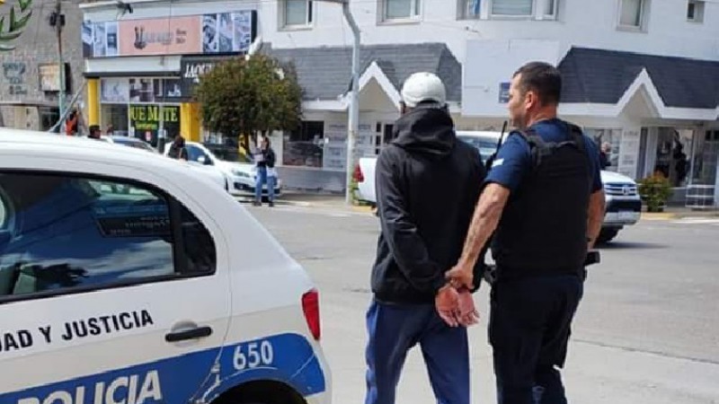 Se robó cuatro camisas, intentó escapar y la policía lo capturó en pleno centro de Comodoro