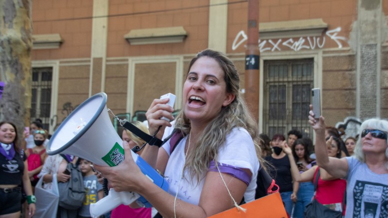 Araceli Pelegrina: "El mensaje del gobierno hacia las mujeres que sufren violencia hoy es que su única opción es volver con el agresor"