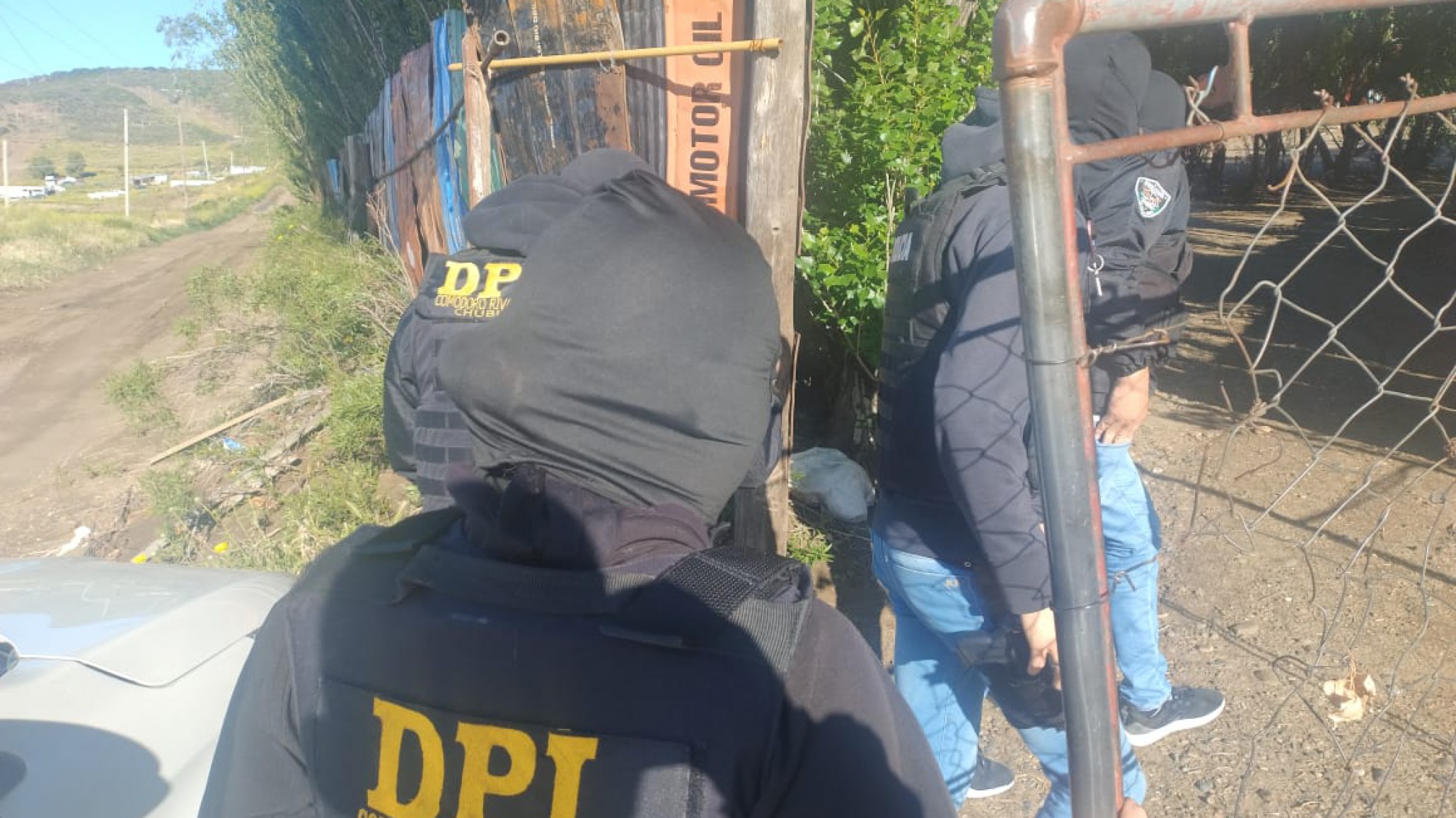 La policía realizó cuatro allanamientos por un intento de homicidio en barrio Newbery