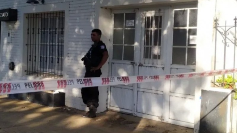 Ingresaron a una casa para desalojar a una mujer y hallaron su cuerpo devorado por sus perros