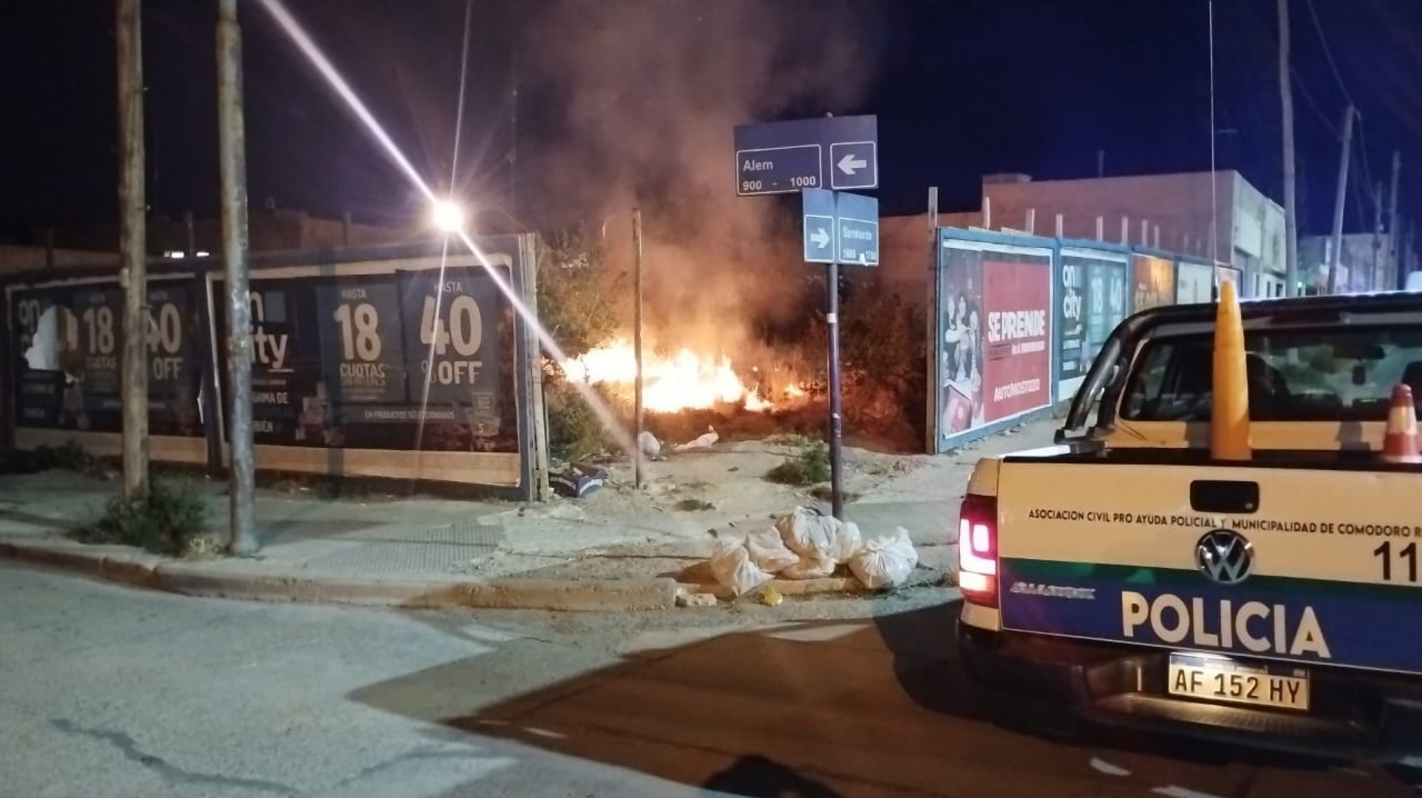 Los bomberos apagaron un incendio de pastizales en plena madrugada navideña