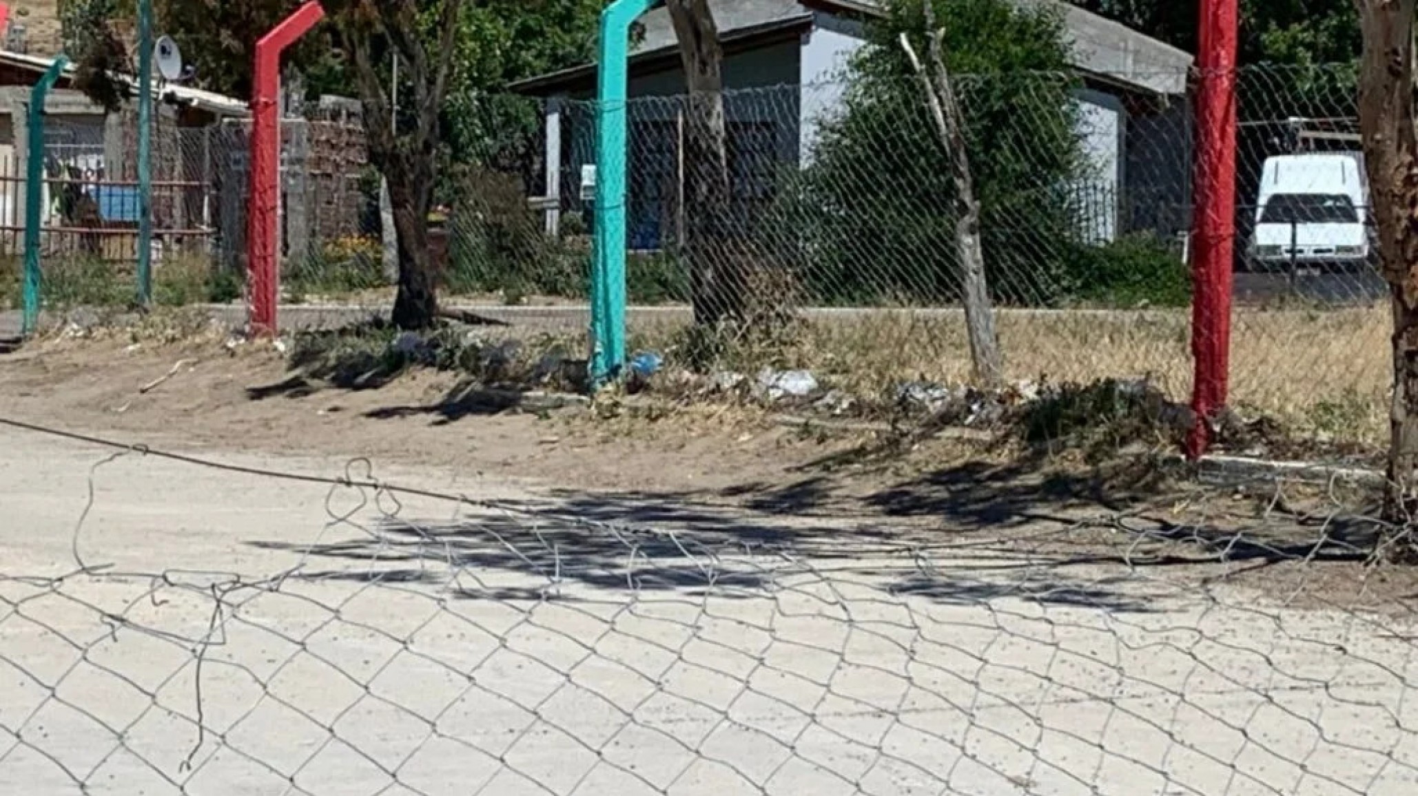 Vecinos de Castelli Oeste denuncian abandono total de la plaza del barrio