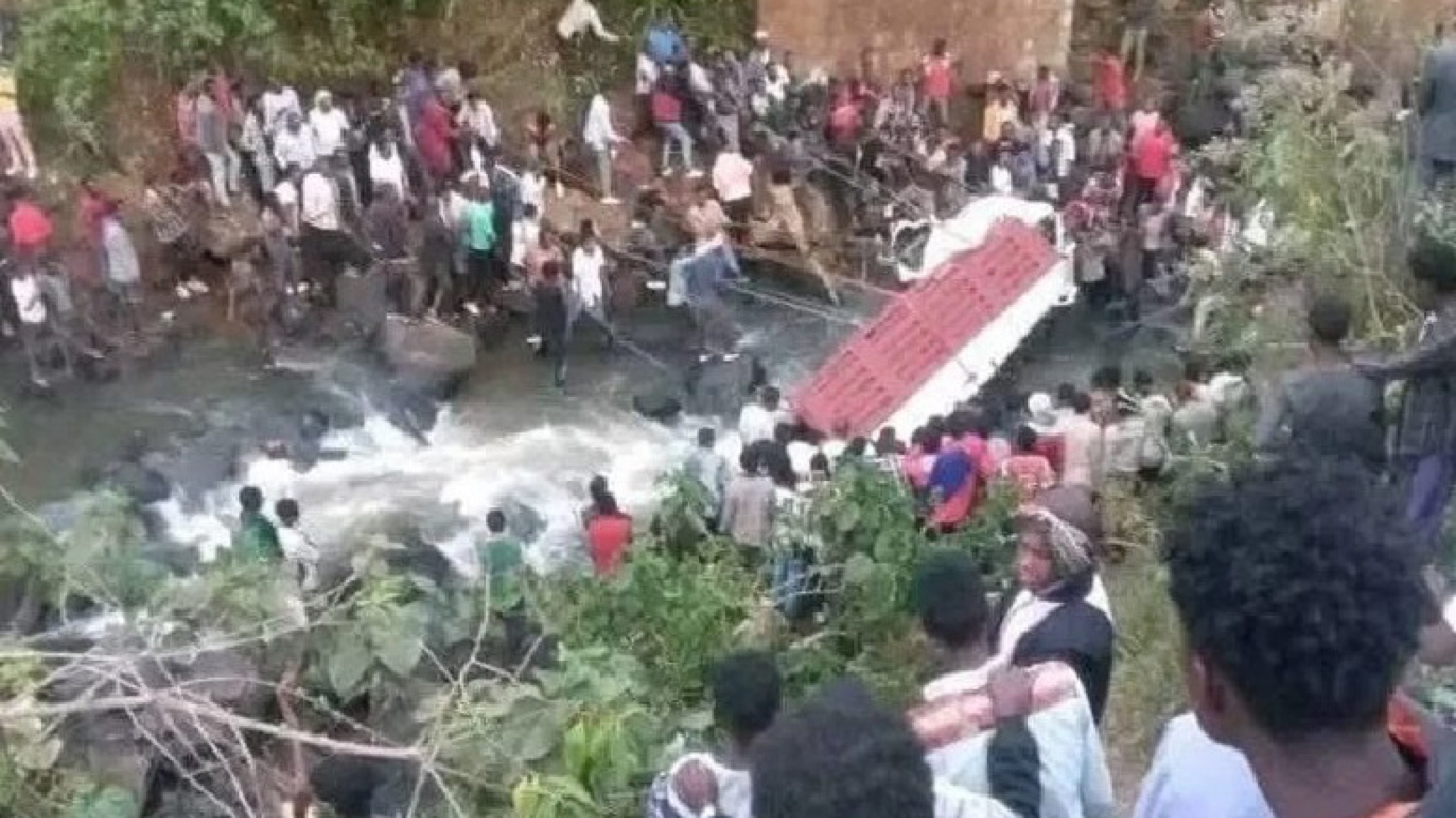 Un camión se despistó en el río y murieron 71 personas en Etiopía
