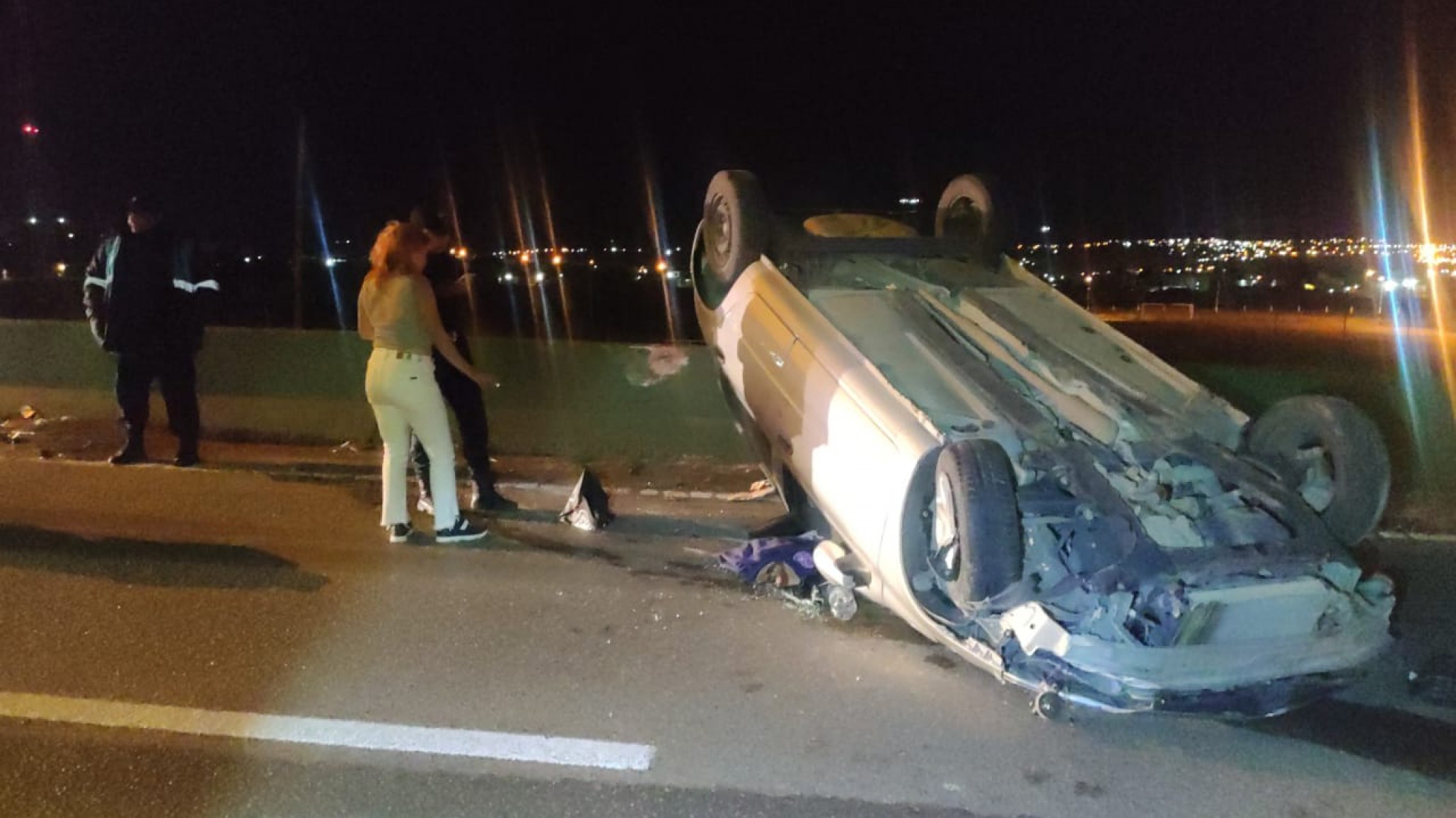 Una conductora con 1.88 de alcohol en sangre perdió el control del auto y volcó