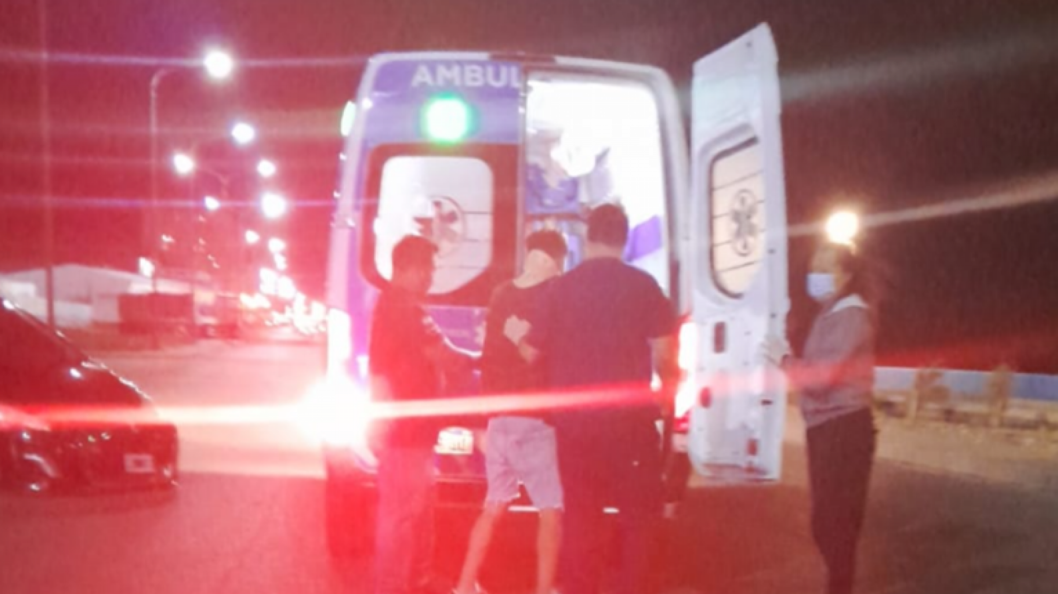 Derrape y accidente: un conductor perdió el control del auto y su acompañante terminó herido