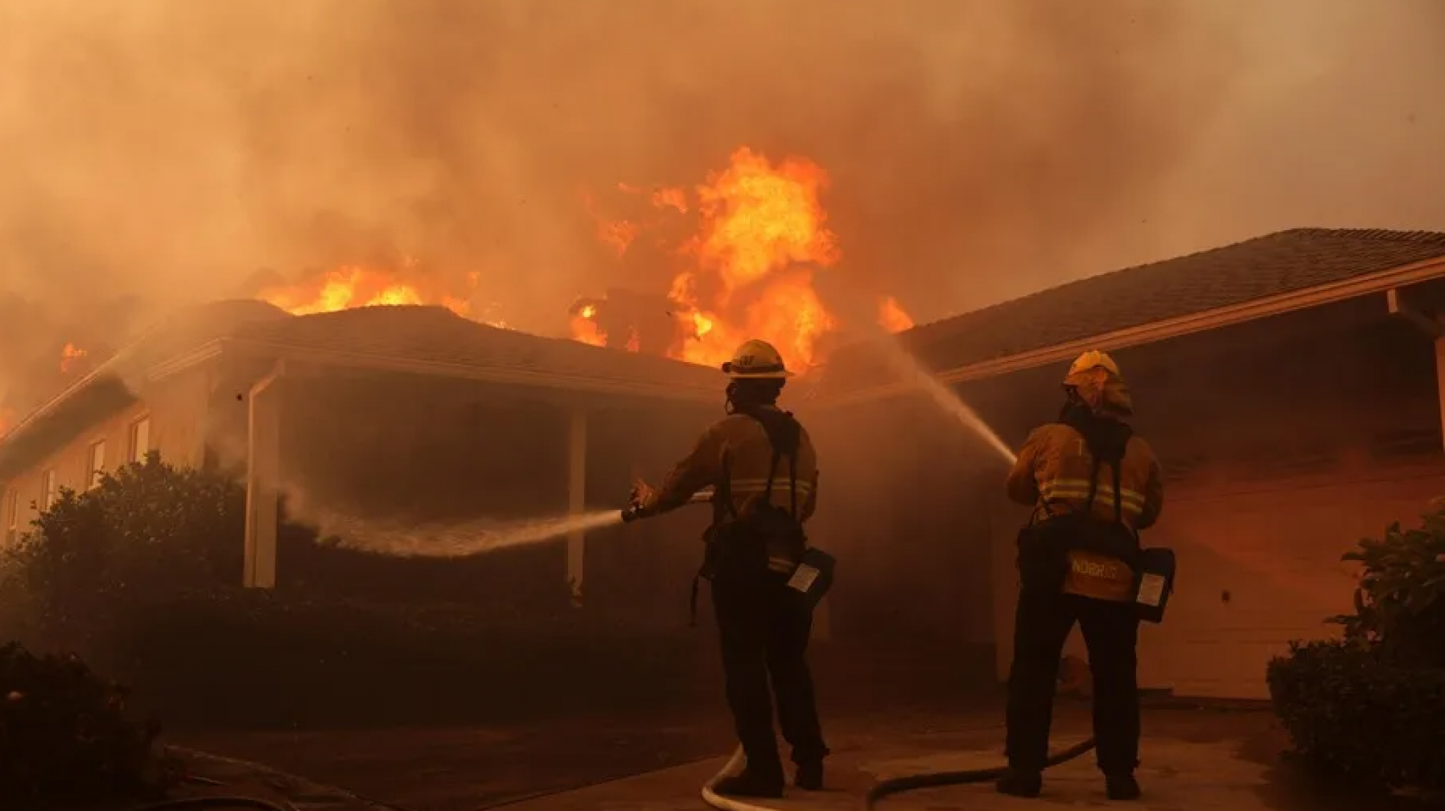 Incendios descontrolados en Los Ángeles: más de 1.000 estructuras destruidas y cinco muertos