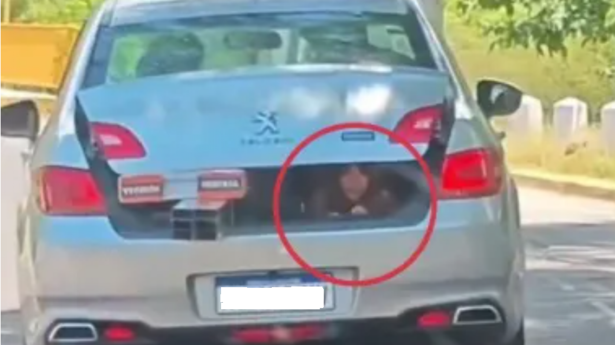 Polémica: Un juez llevó a su hija en el baúl del auto