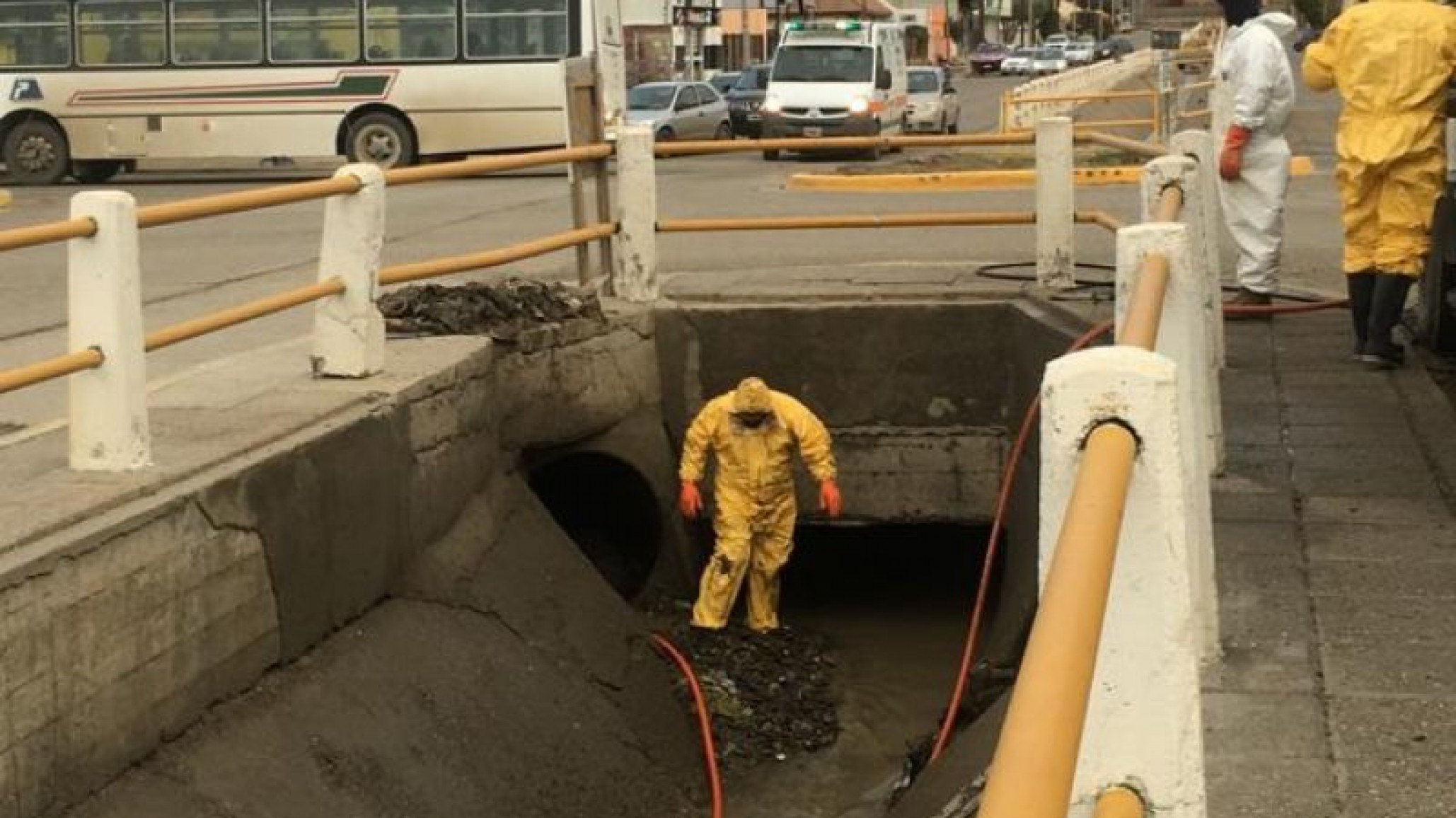 Así están limpiando el canal ante el pronóstico de lluvia