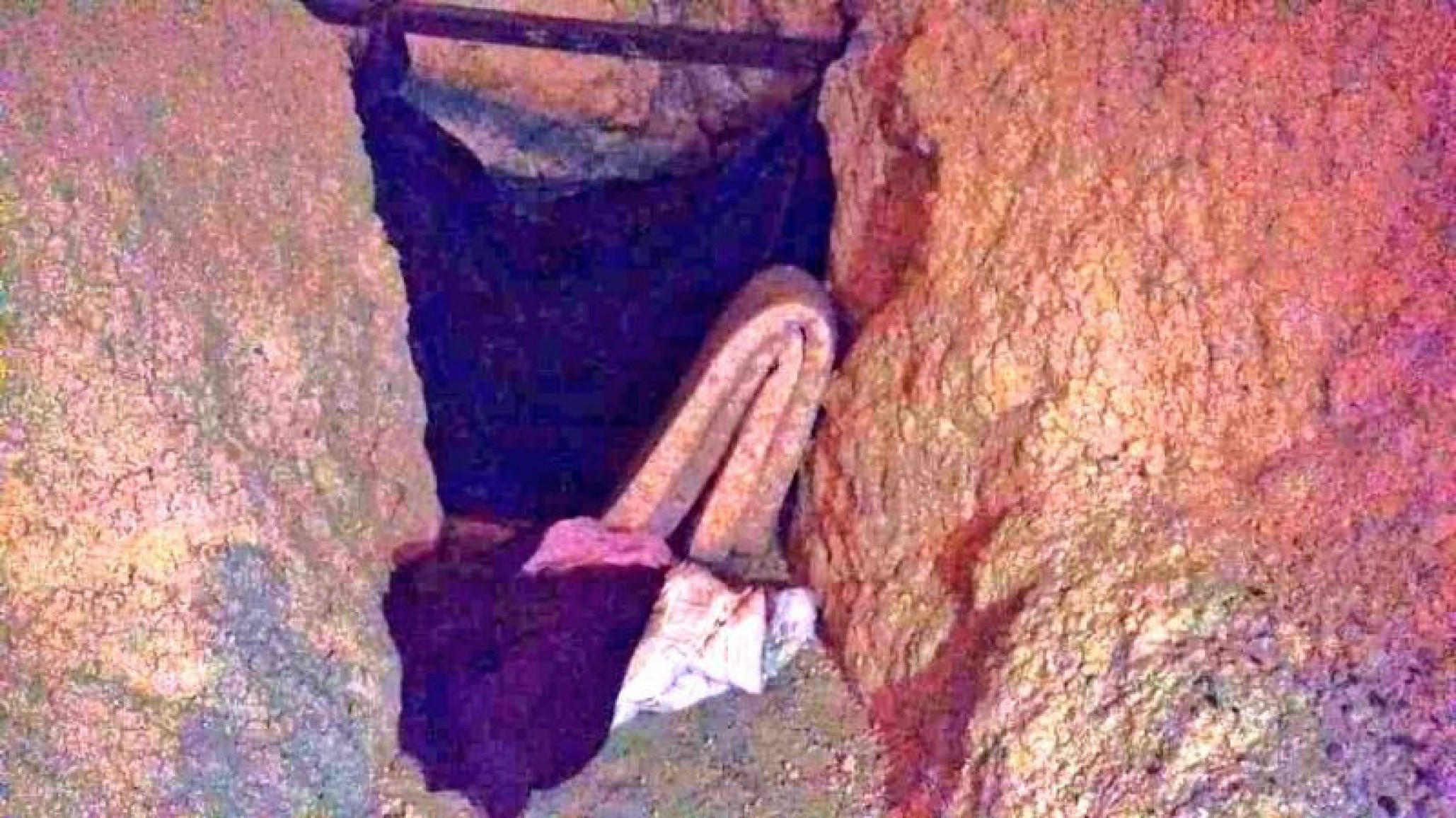 Llevan frazadas a un hombre que vive en una cueva y no se quiere trasladar a un refugio