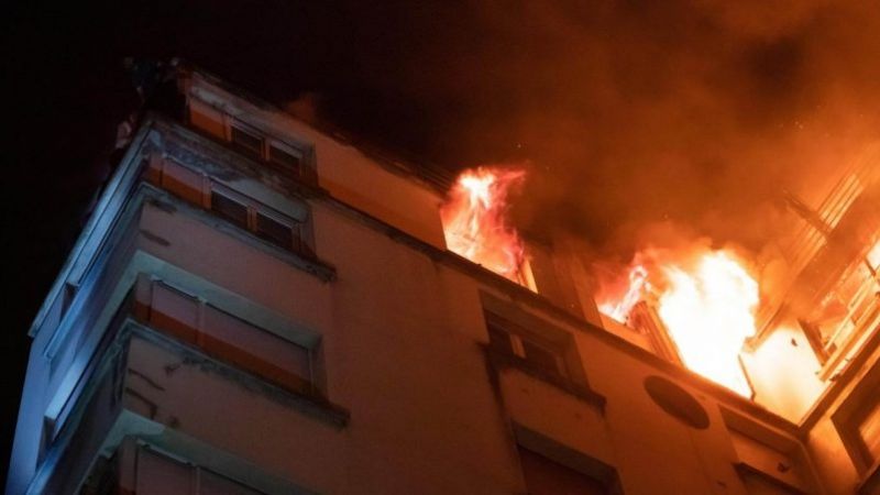 Una anciana murió en un incendio y 11 vecinos fueron trasladados