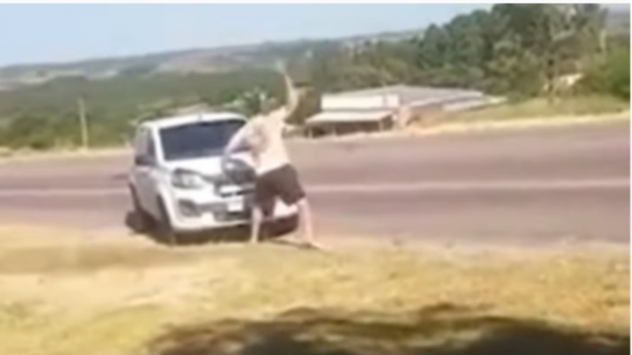 Turista argentino en Brasil destrozó un parabrisas con una piedra, lo filmaron y amenazó con un cuchillo