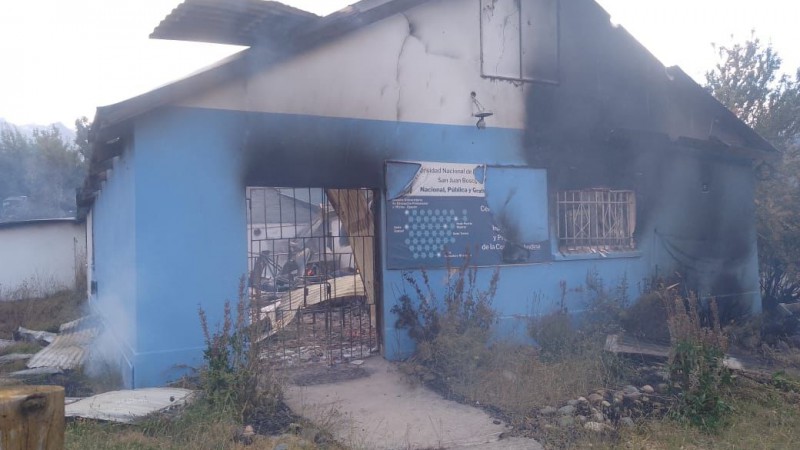 El fuego arrasó la Escuela de Oficios de la UNPSJB