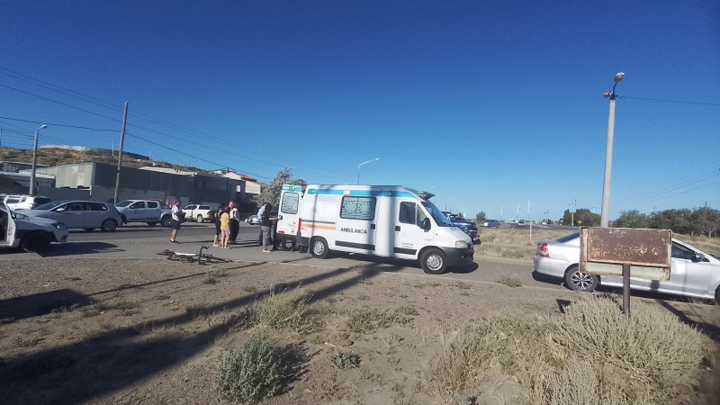 Fuerte choque entre un auto y una bicicleta: el ciclista fue trasladado al hospital