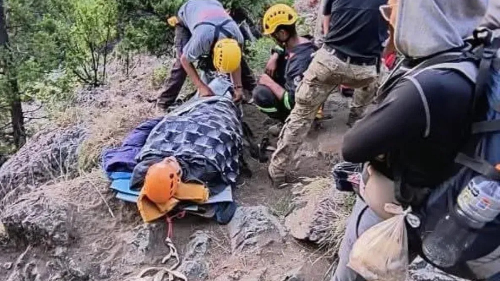 El Bolsón: rescataron a un turista gravemente herido tras un accidente en sendero de montaña