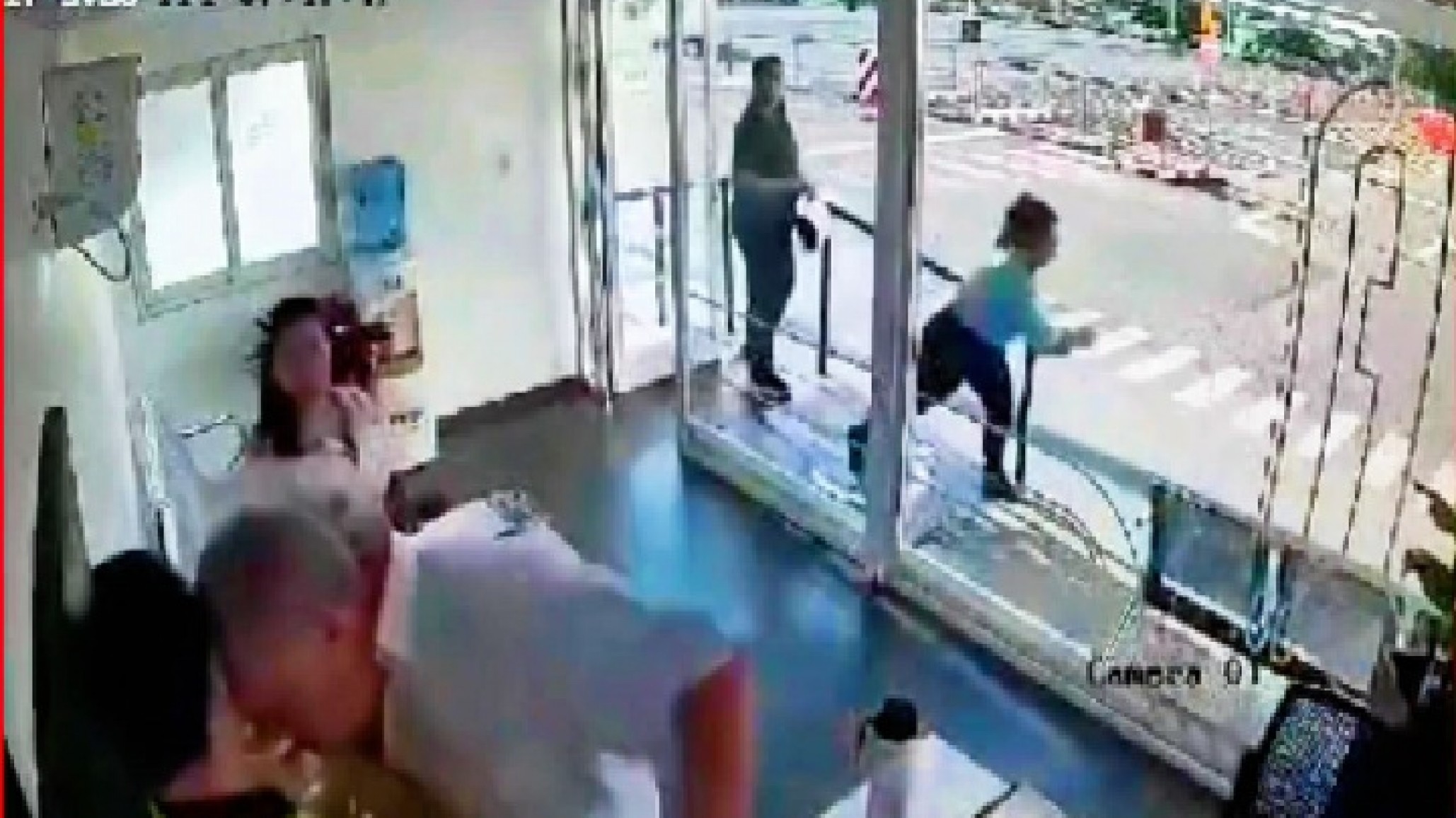 Violencia en trámites municipales: un hombre ataca a empleados con un matafuegos