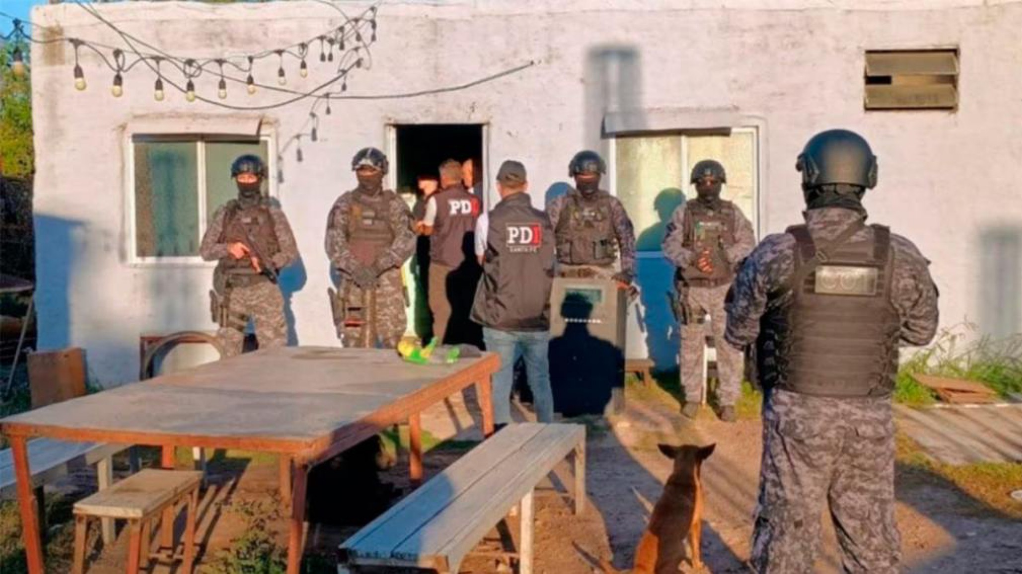 Un hombre fue detenido por prender fuego la casa de su ex con sus hijos adentro