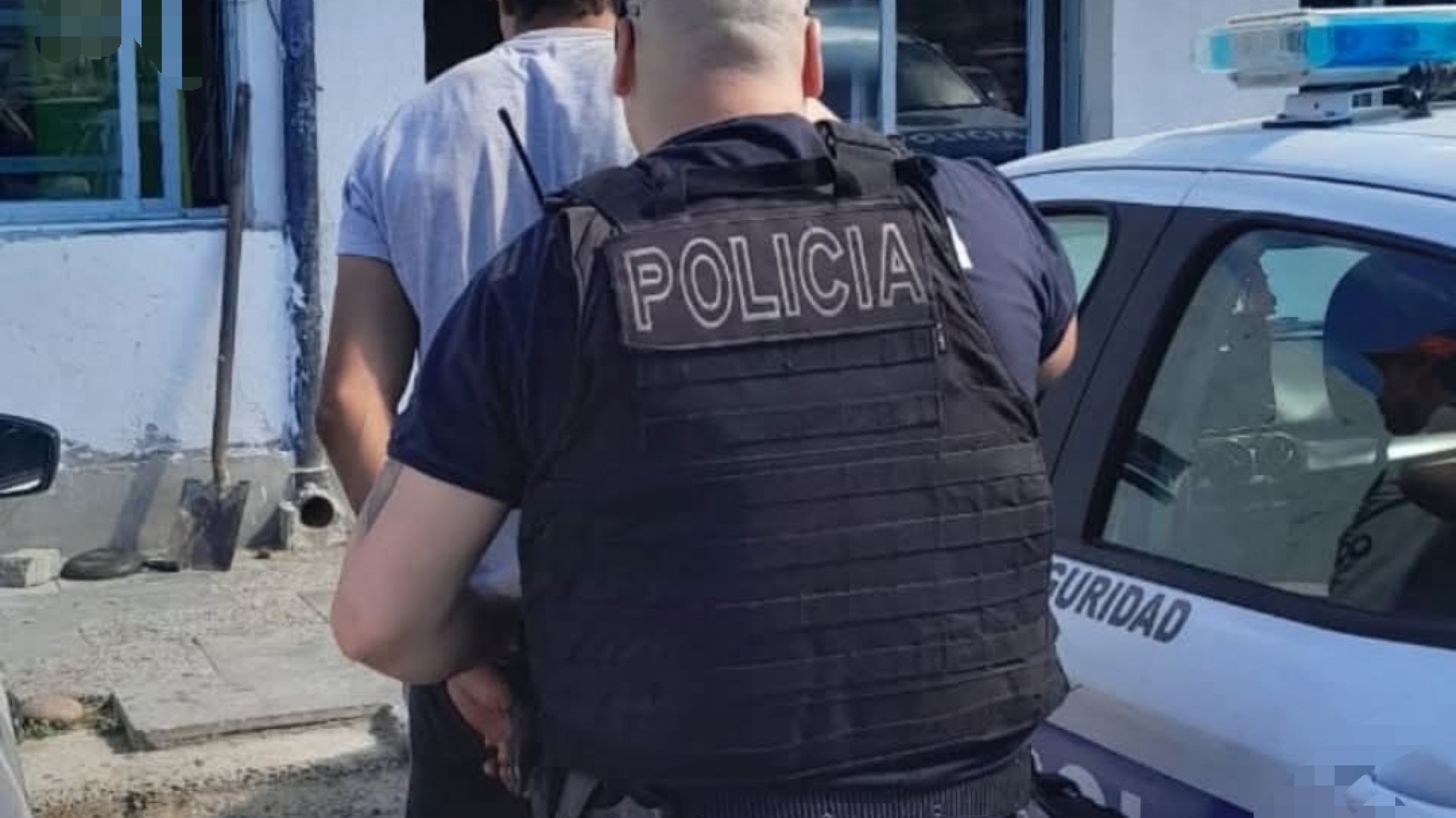 Una mujer vio a un hombre dañar el parabrisa de su auto y quedó detenido