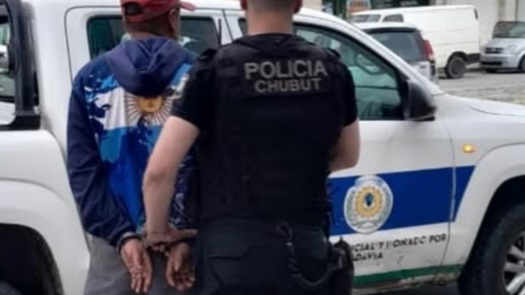 Detuvieron a un hombre por robar cinco paquetes jamón crudo en un supermercado