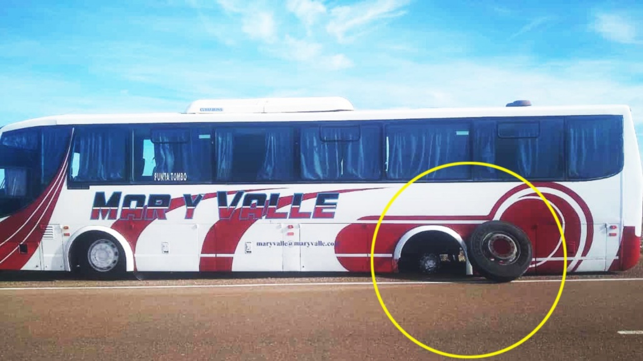 Un micro se quedó sin ruedas en plena ruta