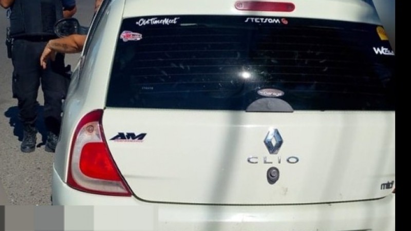 Un Clio estaba estacionado en el centro y descubrieron que tenía pedido de secuestro en Neuquén