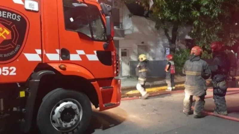 Impactante incendio en Parque Chacabuco: una bebé fue rescatada al ser arrojada desde un balcón