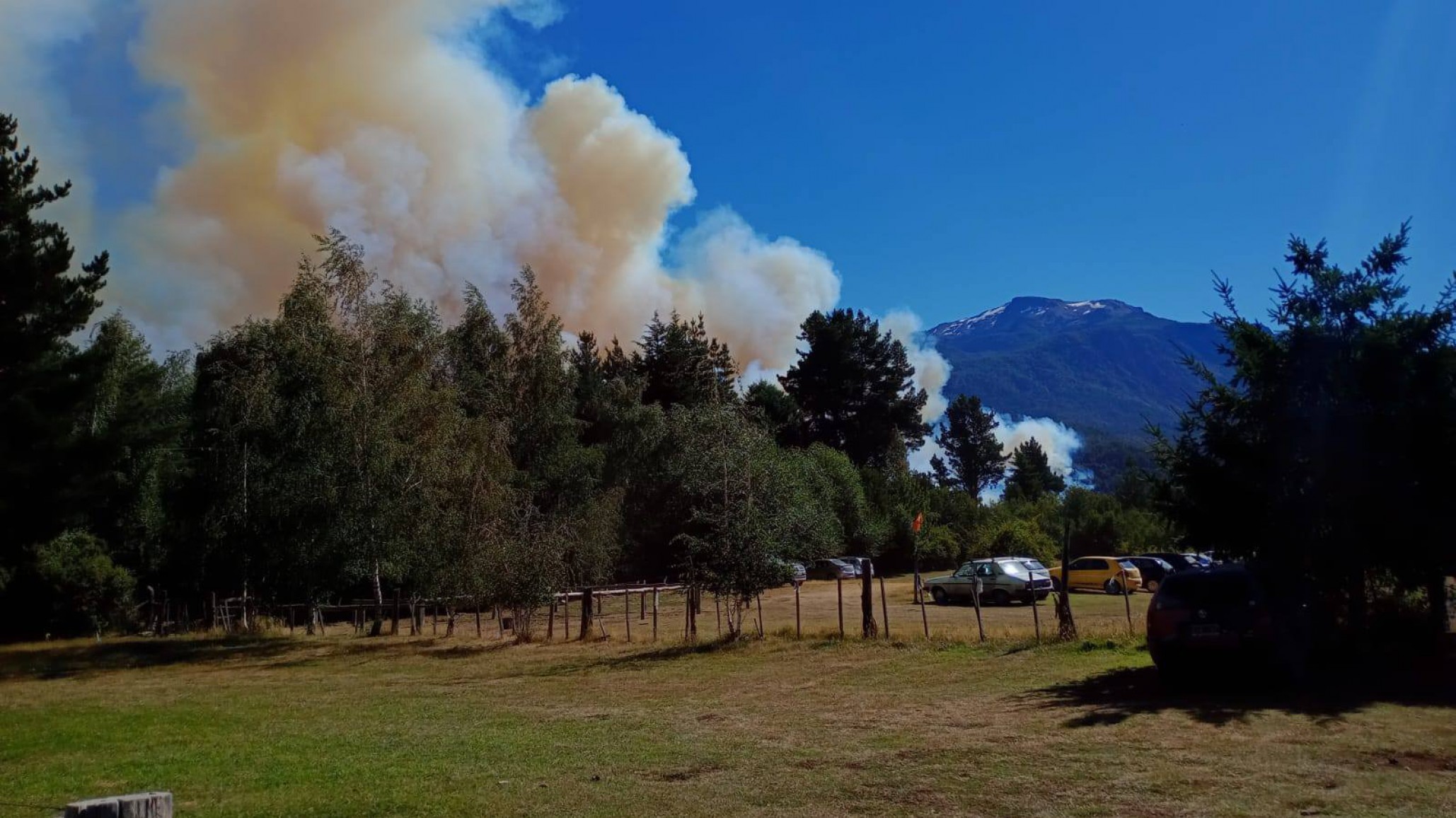 Incendio en el Cajón del Azul: brigadistas y bomberos trabajan para contener el fuego