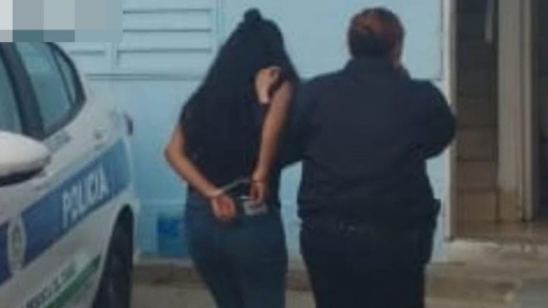 Robo en supermercado: Una mujer pasó sin pagar por la línea de cajas junto a su prima adolescente
