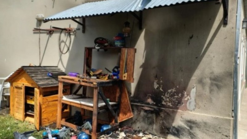 Le explotó una garrafa en el patio y desató un incendio