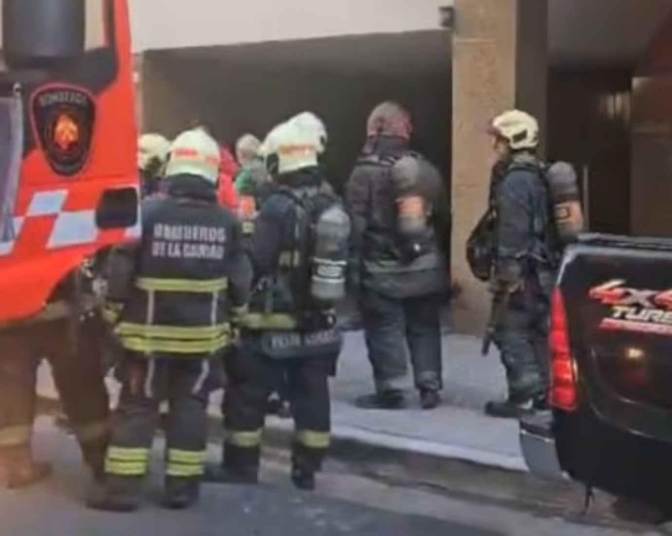 Una mujer de 50 años murió luego de que su departamento se incendiara