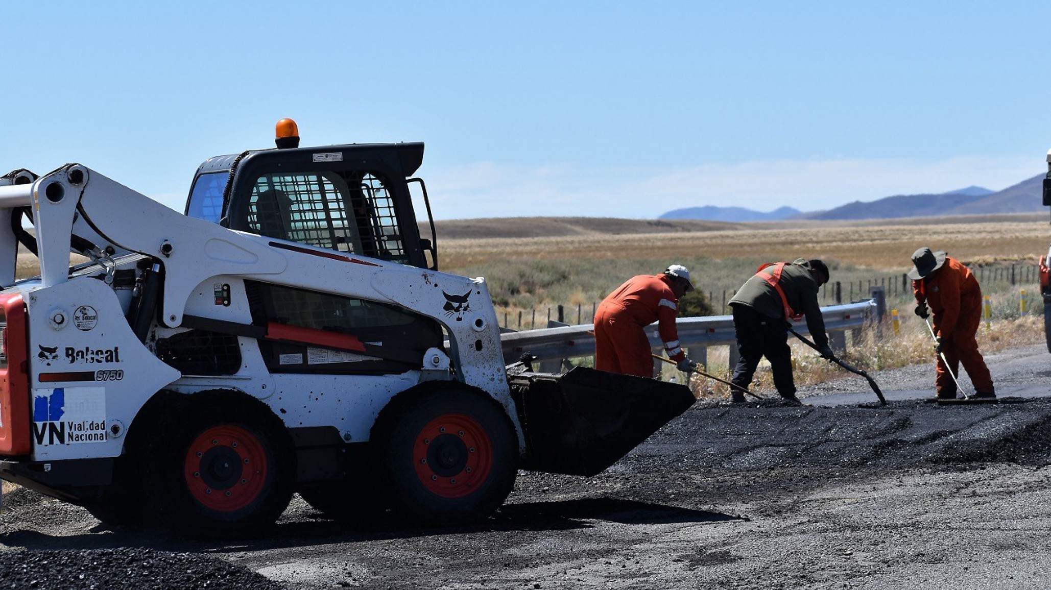 Trabajos de bacheo, perfilado y desmalezado en las rutas 25, 3 y 40