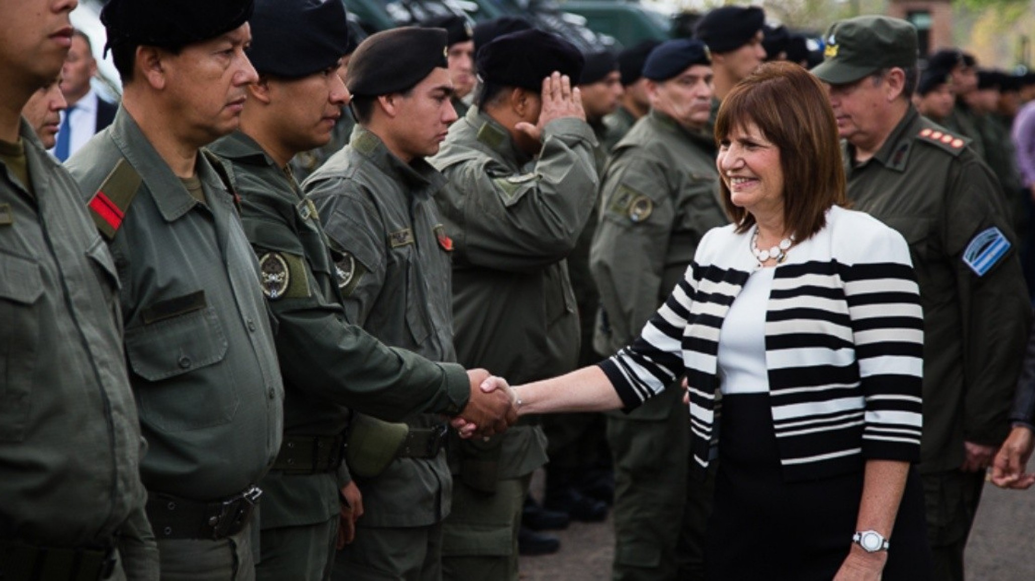 Gendarmes venden pollos en Formosa para paliar la falta de insumos