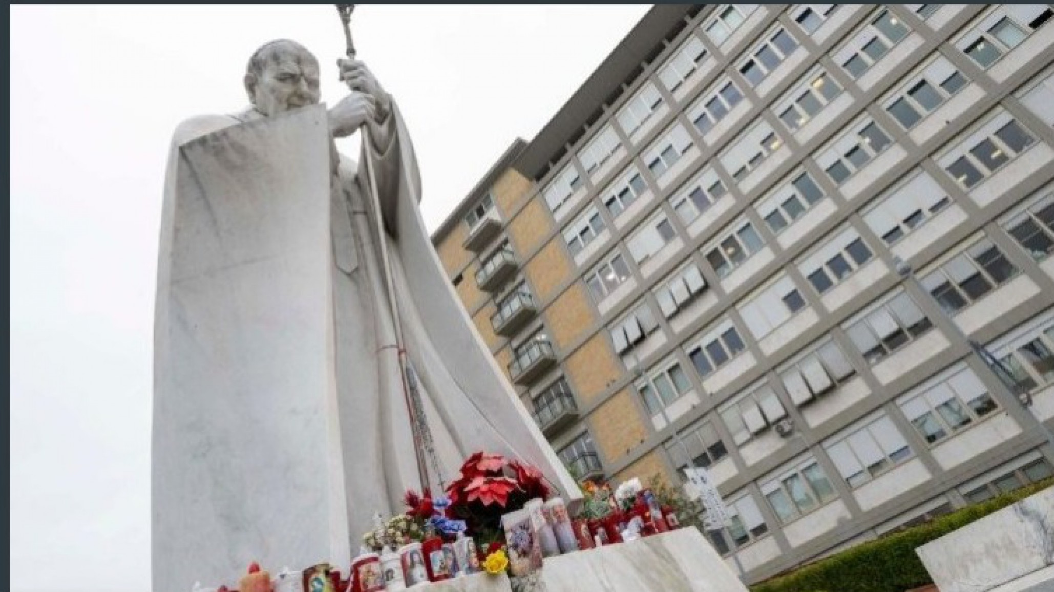 El papa Francisco mostró mejoría tras una noche estable, pero su estado sigue siendo delicado