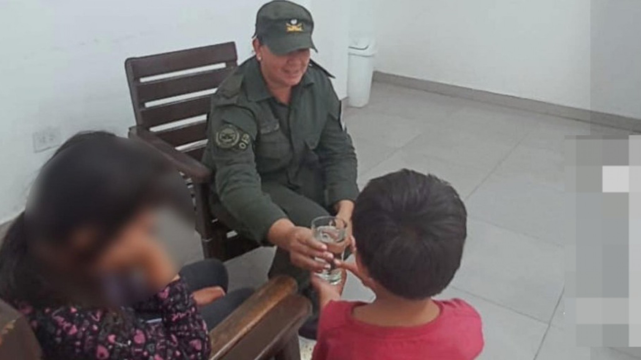 Un padre dejó encerrados a sus hijos en la camioneta con 37 grados, "para cruzar a comprar a Bolivia"