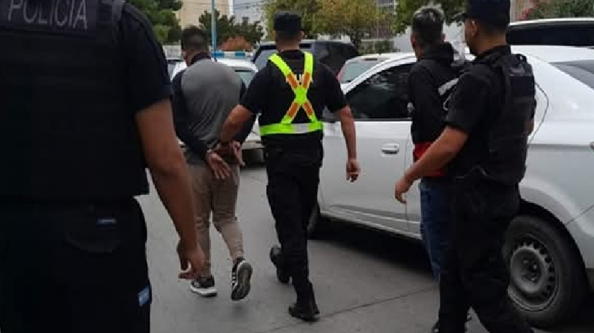 Sorprendieron a dos sujetos agachados debajo de una camioneta intentando robar una rueda