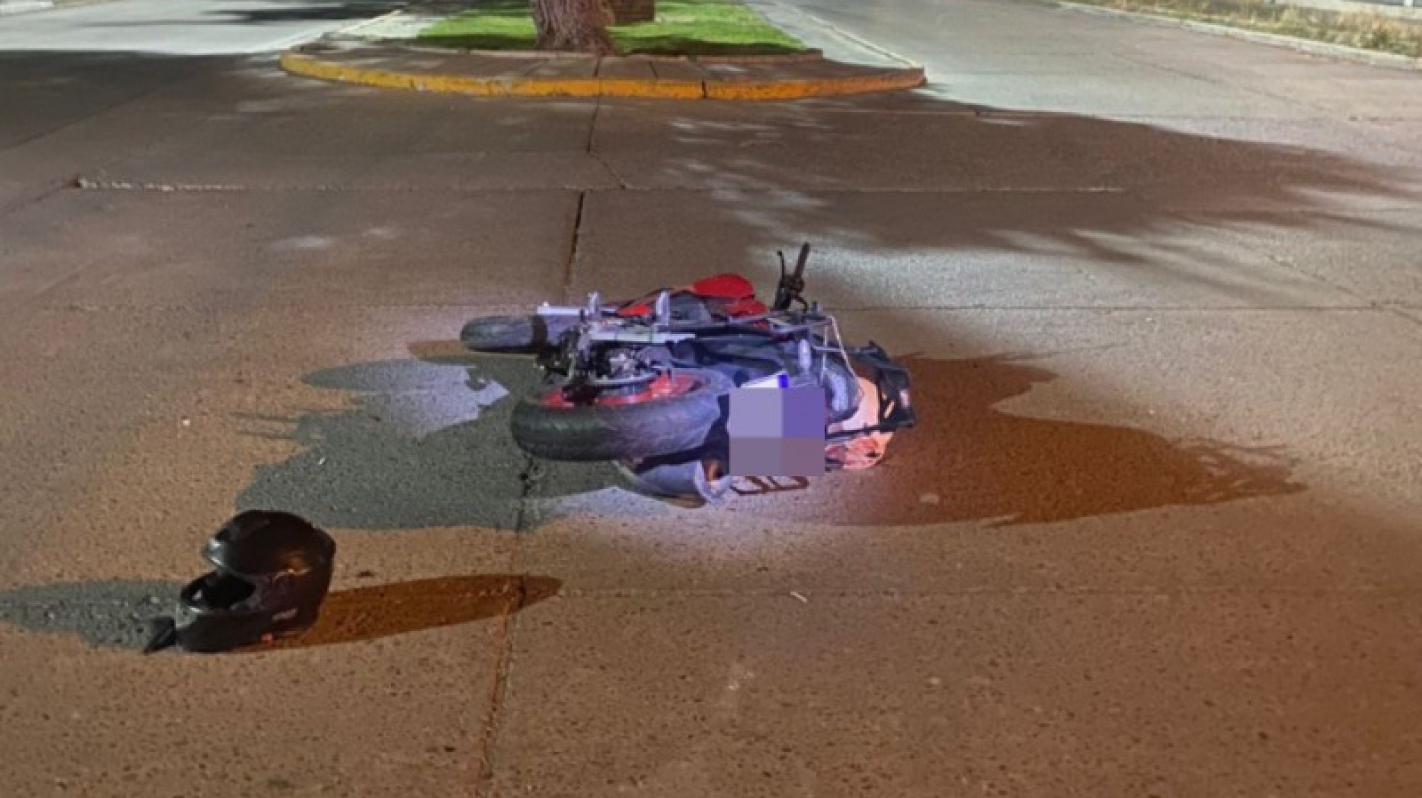 Un motociclista y su acompañante terminaron heridos tras chocar contra una camioneta