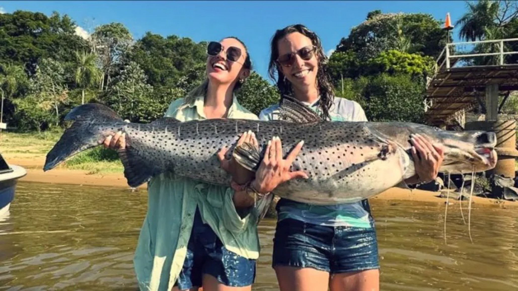 Dos misioneras capturaron un surubí de 55 kilos en Corrientes: un hito en la pesca deportiva femenina